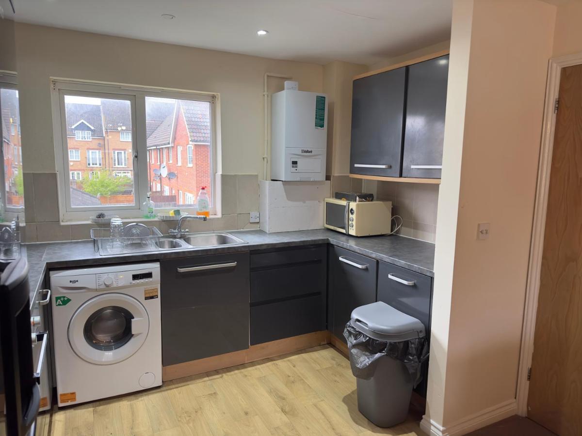 Lovely 2 Bedroom Family Holiday Home Thamesmead  Exterior foto