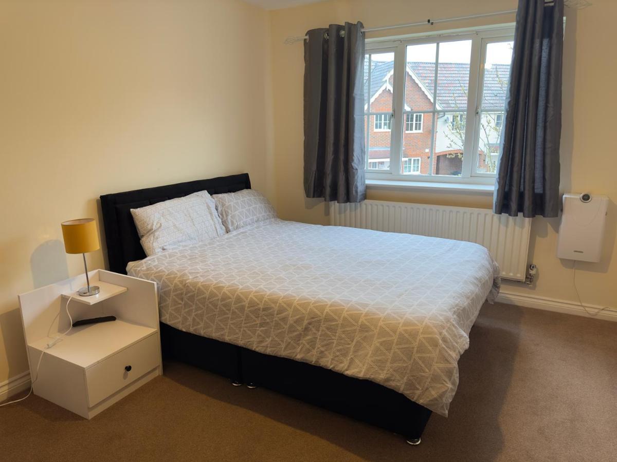 Lovely 2 Bedroom Family Holiday Home Thamesmead  Exterior foto
