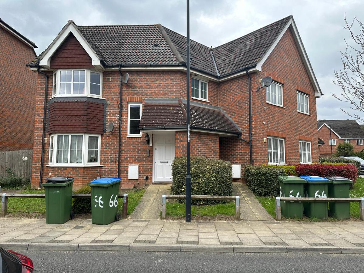 Lovely 2 Bedroom Family Holiday Home Thamesmead  Exterior foto